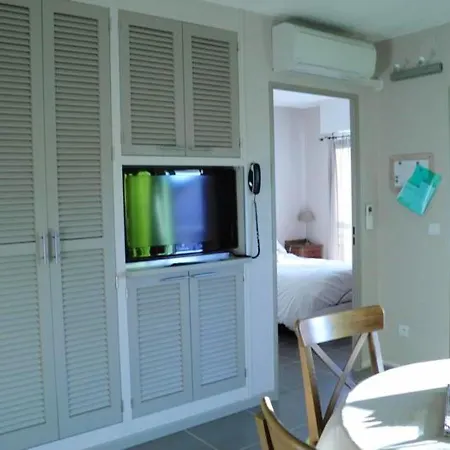 Daire Appartement D'Une Chambre A Golfe Juan A 150 M De La Plage Avec Vue Sur La Ville Terrasse Amenagee Et Wifi *